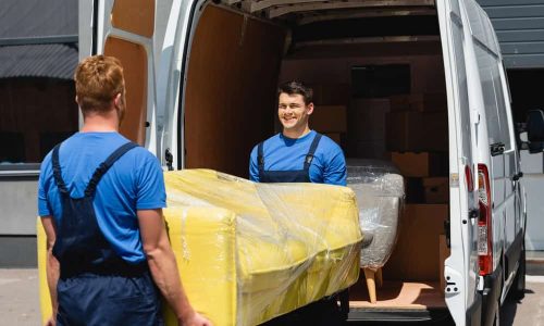 kanapa zapakowana w folię